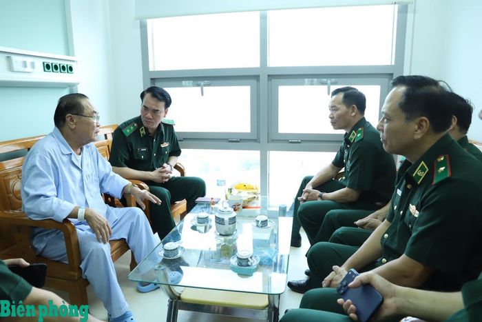 Đoàn công tác ân cần hỏi thăm tình hình sức khỏe của Thiếu tướng Nguyễn Cảnh Hiền. Ảnh: Ngọc Lâm