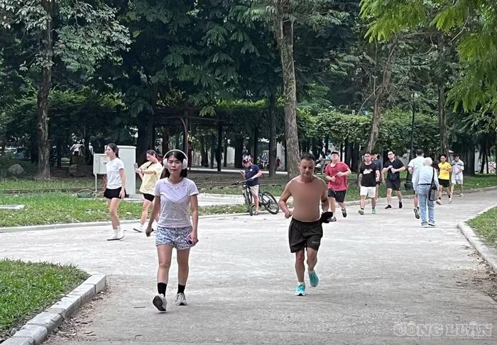 Người dân đi bộ, chạy bộ tại công viên Nghĩa Đô. Ảnh: Thu Phương