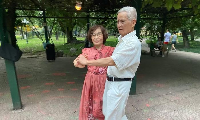 Ông Bùi Xuân Đính cùng bạn nhảy thực hiện bài khiêu vũ. Ảnh: Thu Phương