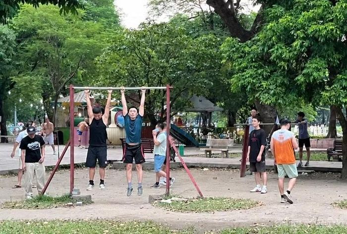 Người dân rèn luyện thể chất tại khu vực dụng cụ thể thao ngoài trời. Ảnh: Thu Phương