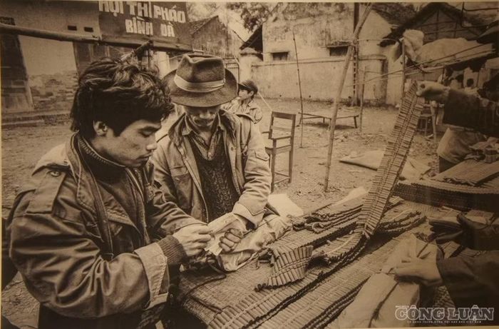 Bức ảnh "Binh Da firecracker market" (Chợ pháo Bình Đà)