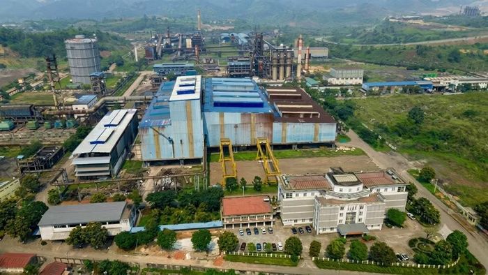Một nhà máy luyện kim. Ảnh: AI