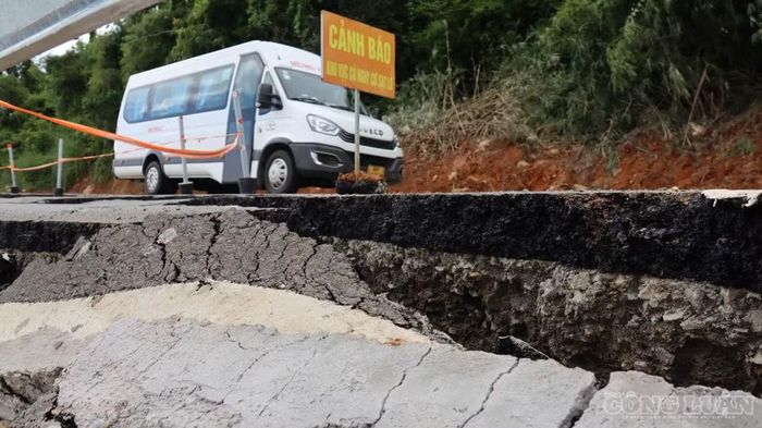 Lực lượng chức năng rào chắn, đặt biển cảnh báo tại khu vực mặt đường bị nứt, sụt lún.
