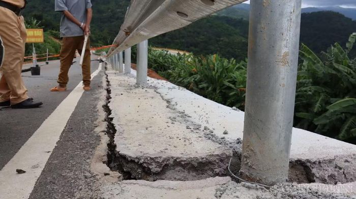 Một đoạn mặt đường Quốc lộ 28B qua tỉnh Lâm Đồng xuất hiện vết sụt lún dài khoảng 10m, kèm các đường nứt kéo dài ở phần tiếp giáp lề đường. Phương tiện qua đây được hướng dẫn giảm tốc độ, đi tránh khu vực hư hỏng.