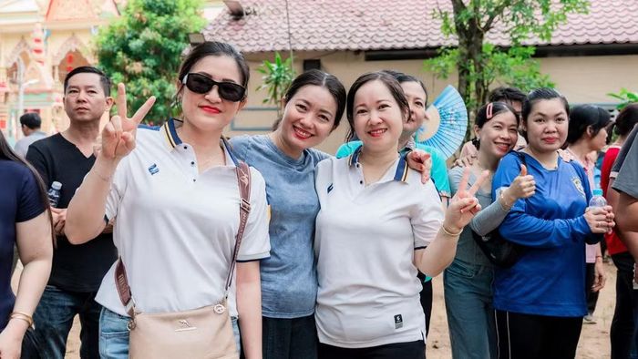 Trò chơi đập niêu được nhiều người dân yêu thích và reo hò cổ vũ. Ảnh: Trí Trần.