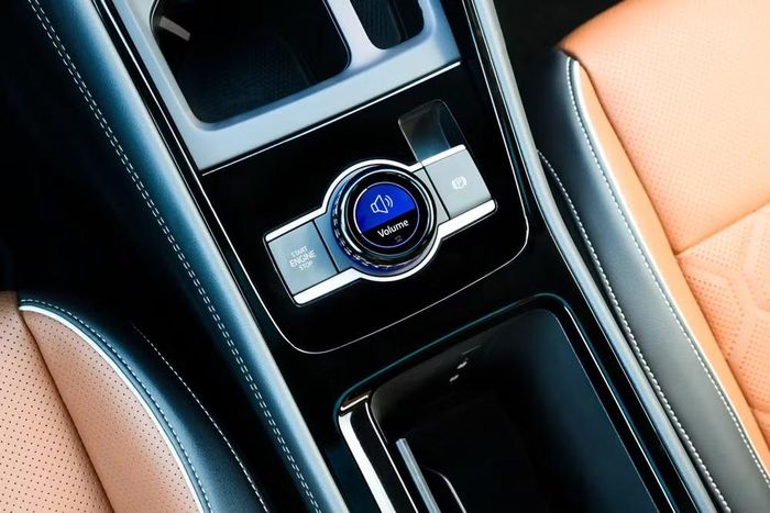 Cần số được chuyển lên vô-lăng nhường chỗ cho cụm điều khiển. Ảnh: Caranddriver