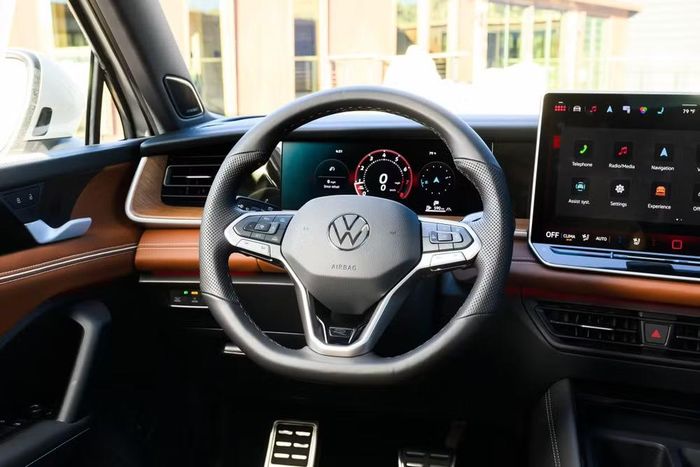 Khu vực dành cho người lái. Ảnh: Caranddriver