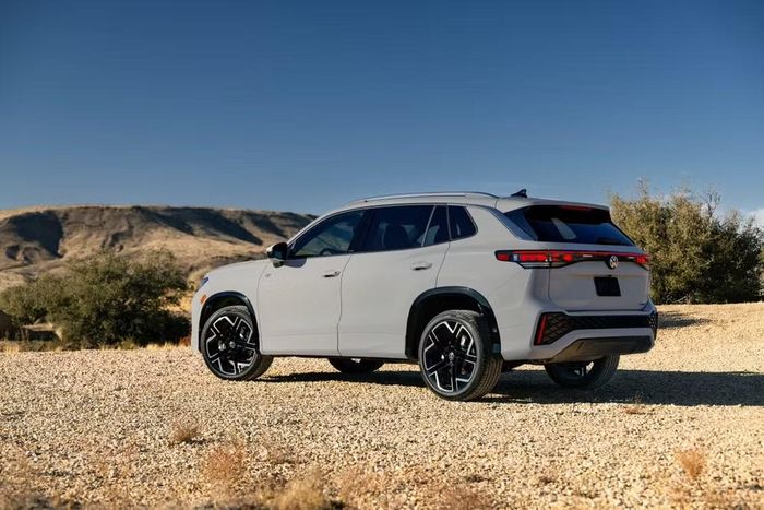 Thế hệ mới Tiguan 2026 dự kiến phân phối tại Việt Nam sẽ có cấu hình 5 chỗ ngồi. Ảnh: Caranddriver