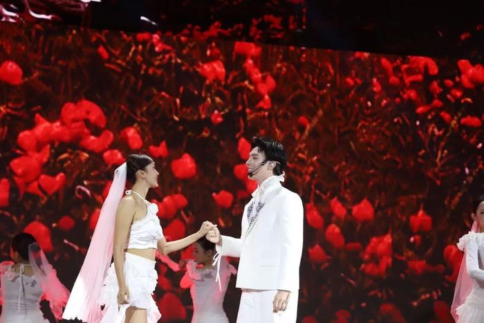 Ca sĩ Erik trong màn trình diễn “Dù cho tận thế” tại Đại nhạc hội Thanh niên 2026. Ảnh: Đăng Hải