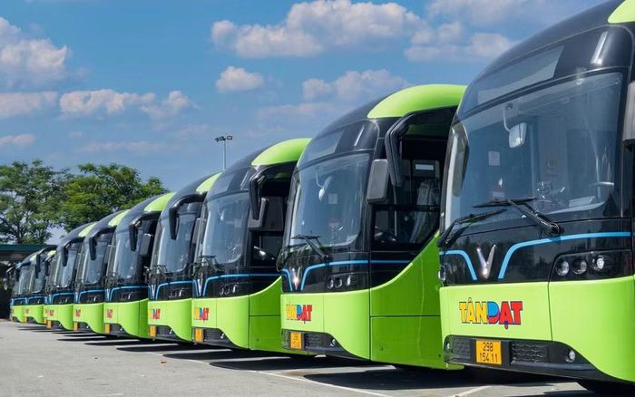 Đoàn phương tiện mới VinFast EB8, sức chứa 60 chỗ được Transerco đưa vào vận hành trên tuyến buýt số 33 (Cụm Công nghiệp Thanh Oai – Xuân Đỉnh).