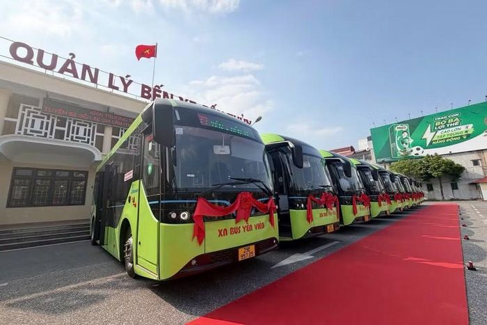 Đoàn phương tiện tuyến buýt điện số 83 (Bến xe Gia Lâm - Bến xe Hưng Yên).