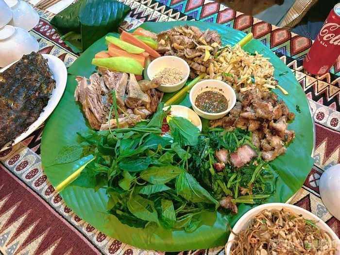 Rau xanh, thực phẩm phần lớn do người dân tự nuôi trồng. Điều họ cần học thêm là cách chế biến, sử dụng gia vị và tổ chức phục vụ. Qua từng lần đón khách, kinh nghiệm được tích lũy, những món ăn truyền thống được đưa vào thực đơn, các hộ biết phối hợp để đáp ứng nhu cầu du khách. “Người dân bản tâm tính thuần hậu cũng là yếu tố giữ người lại. Làm du lịch phải đi từng bước, không thể trồng cây là cho ngay quả ngọt”, bà Ngoan nói. Lao Chải thay đổi từ những việc nhỏ: nhà cửa được chỉnh trang, hoa trồng trước hiên, lối đi sạch hơn. Người biết nấu ăn chế biến món truyền thống; người khéo tay may vá, thêu thùa có thêm sản phẩm để bán. Những hộ không làm homestay vẫn tham gia bằng cách cung cấp nông sản, thổ cẩm, đồ lưu niệm hoặc trải nghiệm văn hóa. Du lịch dần trở thành sinh kế chung, thay vì chỉ là công việc của vài gia đình có phòng nghỉ.