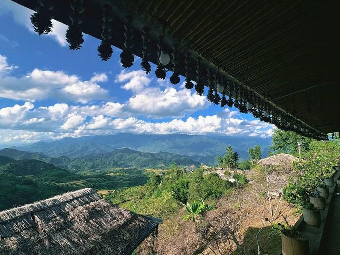 Cuối cùng, cha anh quyết định cứ làm, thiếu thì vay thêm. Mùa khô năm 2021, căn homestay bắt đầu thành hình. Trước Tết, năm phòng ngủ được hoàn thiện, gia đình dành hai phòng để ở, ba phòng còn lại đưa vào kinh doanh.