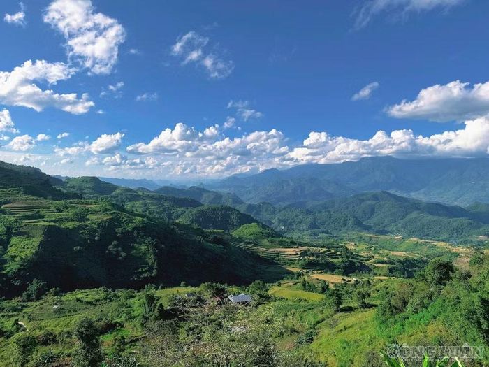 Bà con dần hiểu rằng đón khách không chỉ là mở cửa nhà. Phòng nghỉ phải sạch, bữa ăn cần phù hợp, không gian gọn gàng, người làm dịch vụ phải biết phối hợp. Bà Ngoan kể, có lần bản nhận phục vụ một đoàn khách trải nghiệm văn hóa đặt sáu mâm cơm. Đây là đoàn đông hiếm thấy lúc bấy giờ. Người dân chưa quen chuẩn bị lượng thực phẩm lớn, xây dựng thực đơn hay phân chia công việc. Bà con gọi xã, xã liên hệ huyện; cuối cùng, cán bộ cùng vào bản hỗ trợ chuẩn bị bữa ăn.