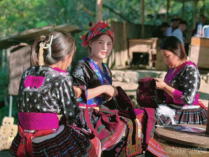 Ở độ cao khoảng 1.200 m, dưới chân dãy Hoàng Liên Sơn, người dân vẫn lên nương trồng lúa, chăm rừng thảo quả, nuôi ong lấy mật. Nhưng bên cạnh những công việc quen thuộc, họ bắt đầu đón khách từ miền xuôi và nước ngoài đến nghỉ lại, tìm hiểu văn hóa bản địa. Để có những căn homestay hôm nay, người dân từng phải vượt qua nhiều băn khoăn. Làm du lịch không đơn giản là kê thêm vài chiếc giường, mà còn là học cách đón tiếp khách, tổ chức dịch vụ và làm quen với một nghề chưa từng có trong kinh nghiệm mưu sinh của cha ông.