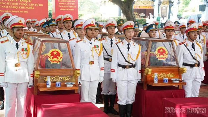 Lực lượng chức năng làm nhiệm vụ tại công viên Lê Thị Riêng.