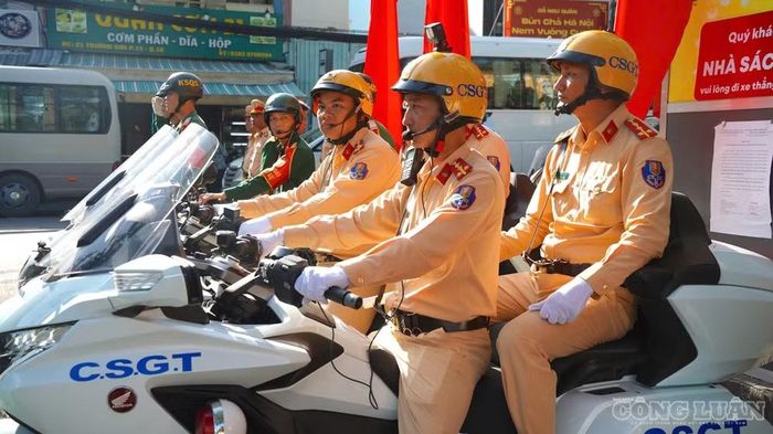 Xe dẫn đoàn của CSGT làm nhiệm vụ tại công viên Lê Thị Riêng.