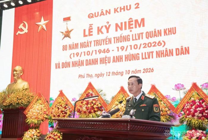 Trung tướng Trần Văn Bắc, Tư lệnh Quân khu 2 trình bày diễn văn kỷ niệm.