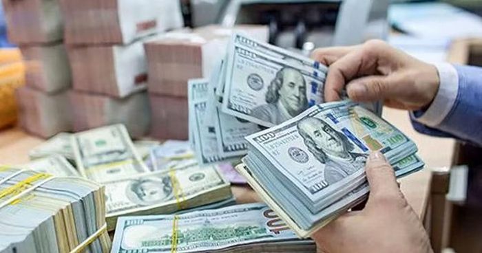 Các bị can vận chuyển trái phép tiền tệ ra nước ngoài. Ảnh: AI