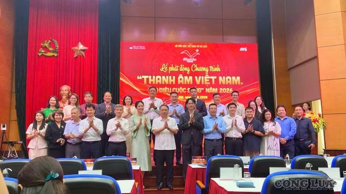 Đại biểu chụp hình lưu niệm tại sự kiện.