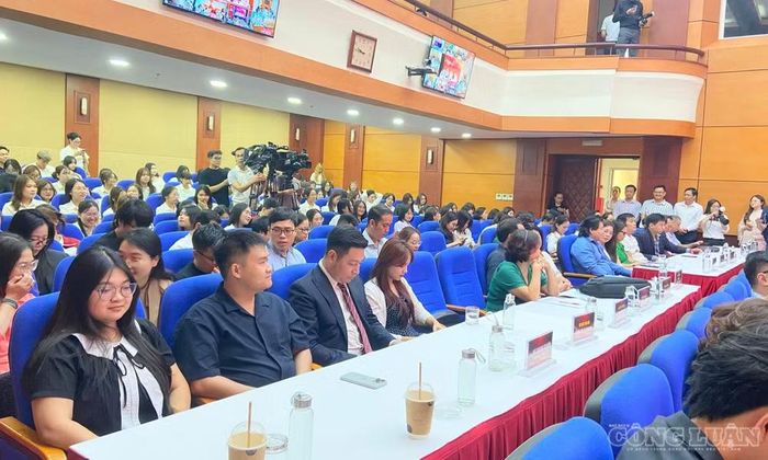 Đại biểu tham dự chương trình phát động.