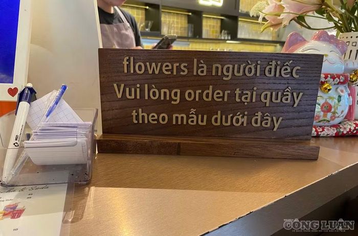 Quán cà phê "Flow-ee" nằm tại số 7 trong một ngõ nhỏ tại phố Thể Giao. Tại quán có các thông điệp riêng để thực khách dễ dàng gọi món. Ảnh: Kim Tuyến