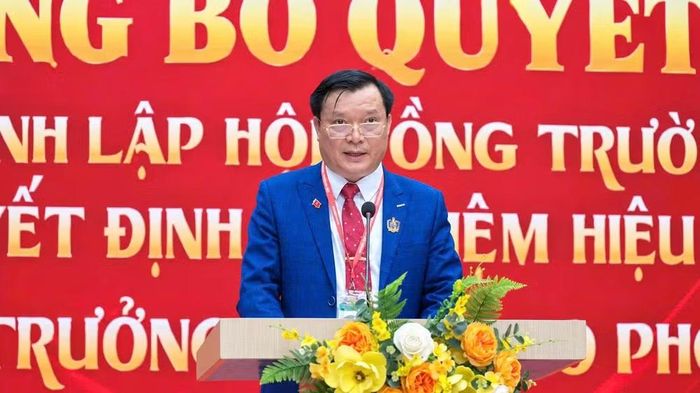 VS, GS danh dự, TS. Lê Đại Hùng – Chủ tịch Hội đồng trường phát biểu chúc mừng.