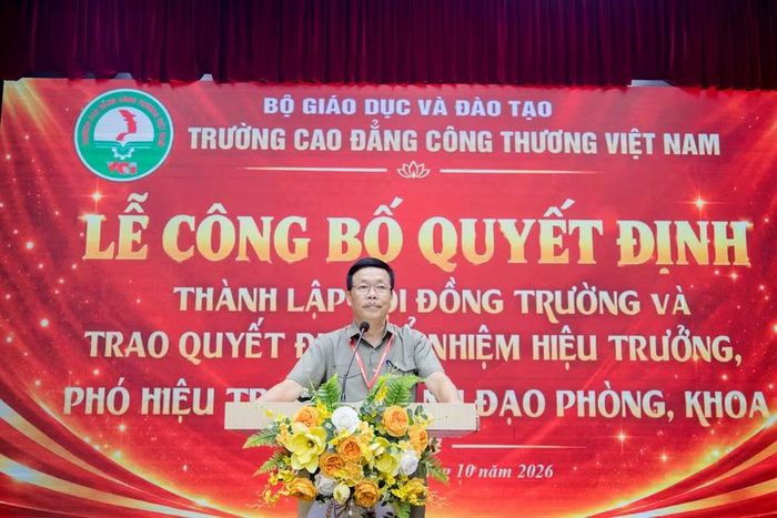 PGS.TS. Nguyễn Thành Vinh – Hiệu trưởng Nhà trường phát biểu tại buổi lễ.