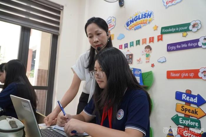 Ngoài làm bài tập, học sinh còn được hướng dẫn sử dụng trí tuệ nhân tạo (AI) để tạo sơ đồ tư duy, xây dựng câu hỏi trắc nghiệm và chia sẻ với bạn bè.
