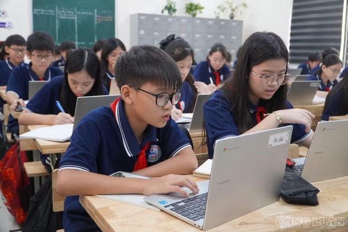 Giáo viên cũng có thể theo dõi màn hình học sinh, tạm khóa thao tác khi cần tập trung nghe giảng hoặc chọn bài làm để trình chiếu trước lớp. Hệ thống hỗ trợ phụ đề tiếng Việt cho lời nói của giáo viên, giúp học sinh theo dõi nội dung thuận tiện hơn khi khó nghe rõ.