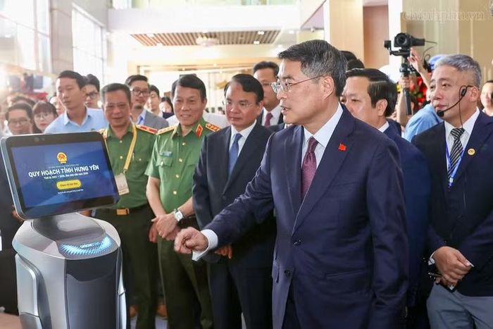 Thủ tướng Lê Minh Hưng xem quy hoạch tỉnh Hưng Yên thời kỳ 2021 - 2030, tầm nhìn đến năm 2050. Ảnh: CP
