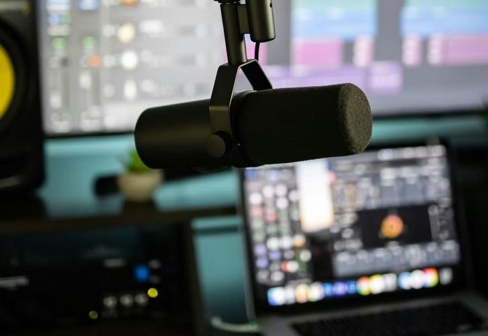 Giữa thời đại số, báo Slovakia chọn radio FM để tiếp cận hàng triệu người vẫn nghe đài truyền thống. Ảnh: Unsplash