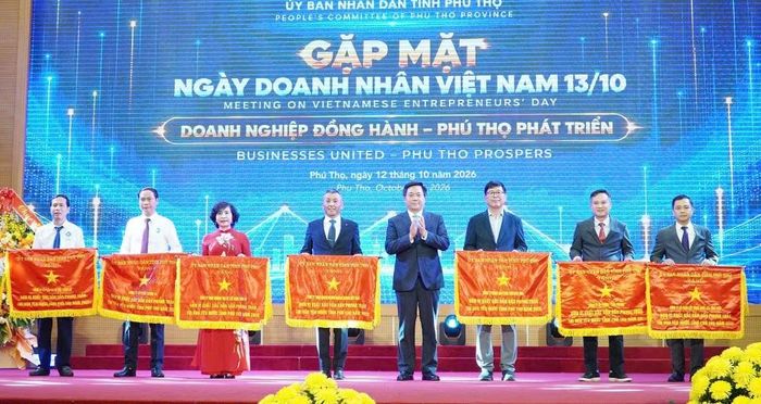 UBND tỉnh trao Cờ thi đua cho 7 tập thể và tặng Bằng khen cho 44 tập thể dẫn đầu phong trào thi đua yêu nước năm 2025.