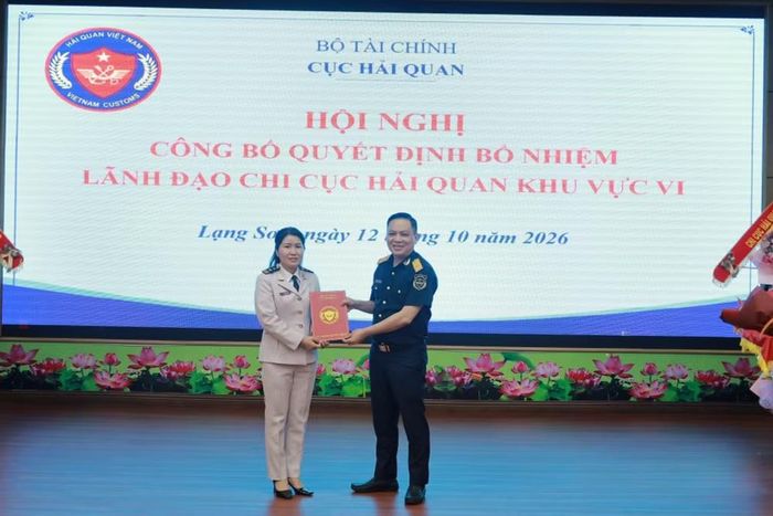 Phó Cục trưởng Cục Hải quan Nguyễn Thành Hưng trao quyết định bổ nhiệm cho bà Nguyễn Thị Minh Hằng. Ảnh: Hoàng Cường.