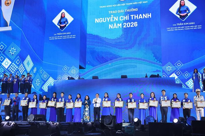 Bà Bùi Thị Minh Hoài, Ủy viên Bộ Chính trị, Bí thư Trung ương Đảng, Chủ tịch Ủy ban Trung ương Mặt trận Tổ quốc Việt Nam cùng các lãnh đạo Đảng, Nhà nước trao giải thưởng Nguyễn Chí Thanh năm 2026 cho các cá nhân tiêu biểu. (Ảnh: Đ.H)