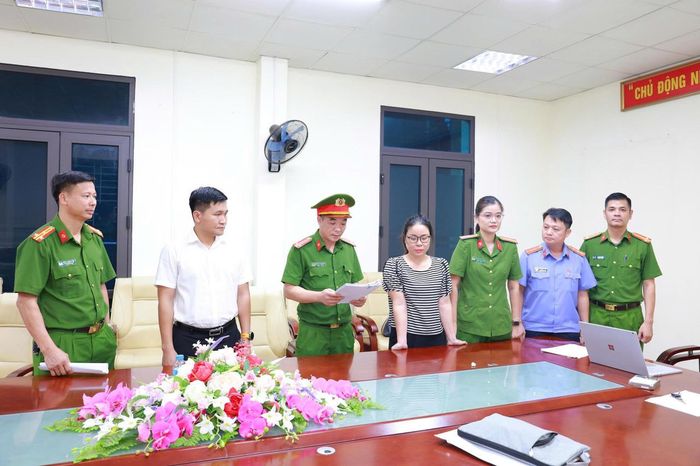 Cơ quan Cảnh sát điều tra Công an tỉnh Lào Cai thi hành Lệnh bắt bị can để tạm giam và Lệnh khám xét chỗ ở đối với Đặng Thị Lý. (Ảnh: Thanh Tuấn - ANTV Lào Cai)