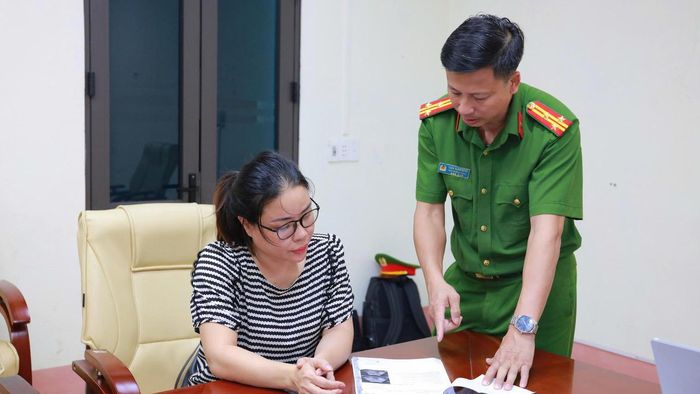 Thượng tá Trần Xuan Dũng - Phó Chánh Văn phòng, Phó Thủ trưởng Cơ quan Cảnh sát điều tra Công an tỉnh Lào Cai làm việc với đối tượng (Ảnh: Thanh Tuấn - ANTV Lào Cai)