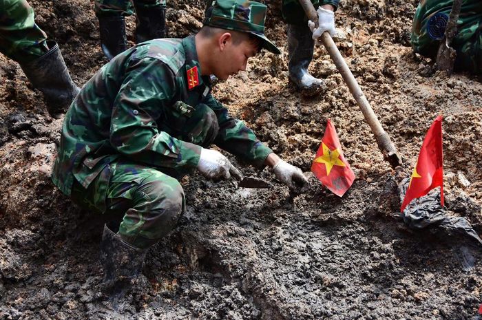 Lực lượng chức năng tiến hành tìm kiếm, quy tập hài cốt liệt sĩ tại Công viên văn hóa Lê Thị Riêng. (Ảnh: BTL TP HCM)