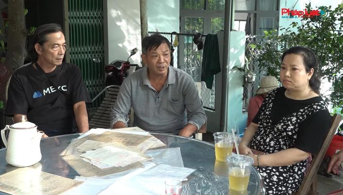Bà Nguyễn Thị Kim Anh (ngoài cùng bên phải) và gia đình mòn mỏi đợi chờ bản án được thực thi để gia đình sớm có cuộc sống ổn định