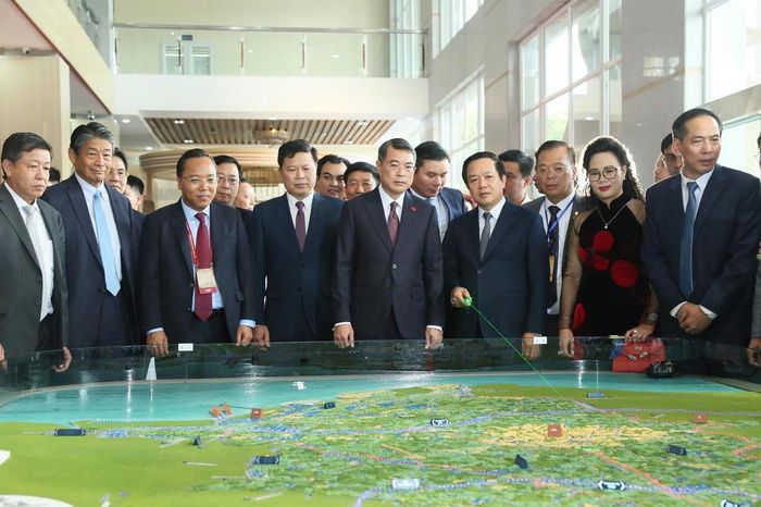 Thủ tướng Lê Minh Hưng cùng các đại biểu xem quy hoạch tỉnh Hưng Yên thời kỳ 2021 - 2030, tầm nhìn đến năm 2050 (Ảnh ĐB)