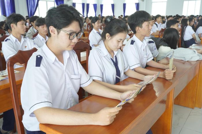Học sinh các điểm trường trên địa bàn tỉnh tích cực tìm hiểu các quy định pháp luật và phương thức, thủ đoạn của tội phạm mua bán người (Ảnh: H.Đ).