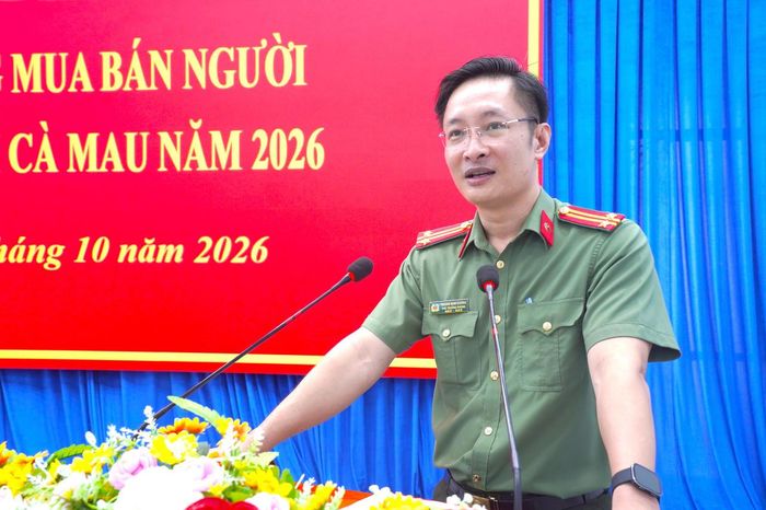 Trung tá Hoàng Nam Dương - Phó Trưởng phòng Tham mưu Công an tỉnh Cà Mau, đại diện Ban Tổ chức, kêu gọi người dân nâng cao cảnh giác, chủ động phòng ngừa tội phạm mua bán người (Ảnh: H.Đ).