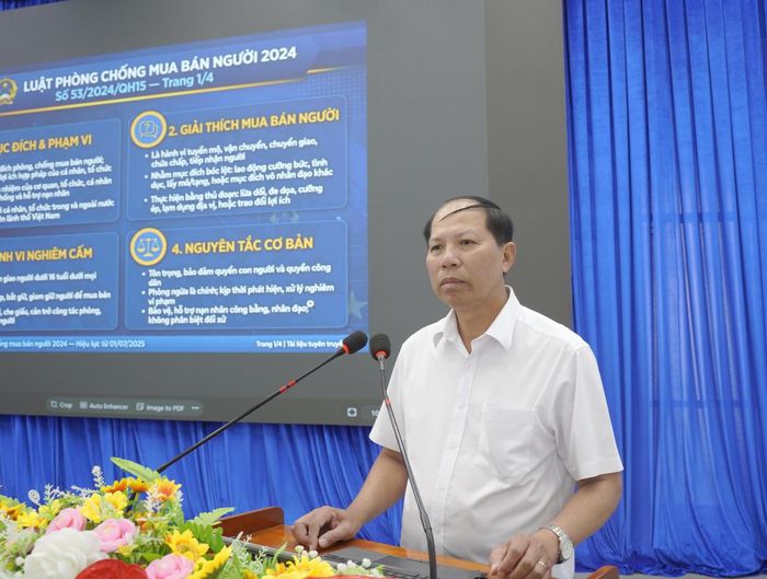 Ông Trần Hoàng Lộc - Phó Giám đốc Sở Tư pháp tỉnh Cà Mau, phổ biến các quy định pháp luật về phòng, chống mua bán người (Ảnh: H.Đ).