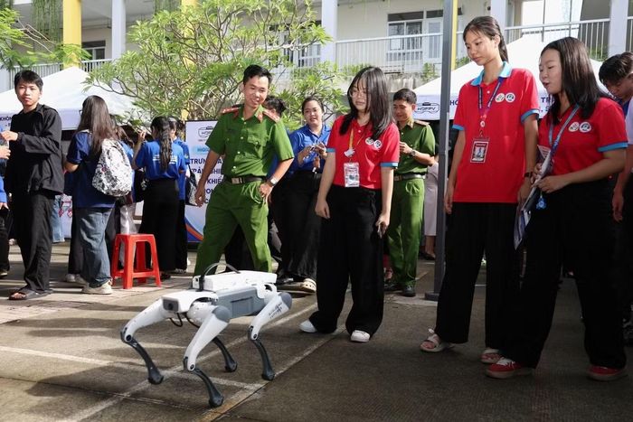 Bạn trẻ TPHCM trải nghiệm sản phẩm công nghệ trong Ngày hội “Chuyển đổi số - Chuyển động xanh” do Thành Đoàn tổ chức tháng 8/2026. Ảnh: Ngô Tùng