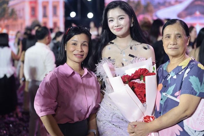 Người thân của các thí sinh đều bất ngờ về sự trưởng thành của con gái sau hai tháng tham gia Hoa hậu Việt Nam 2026. Họ cảm kích sự tâm huyết, chuyên nghiệp và công bằng của Ban tổ chức cuộc thi. Ảnh: Hồng Vĩnh. 