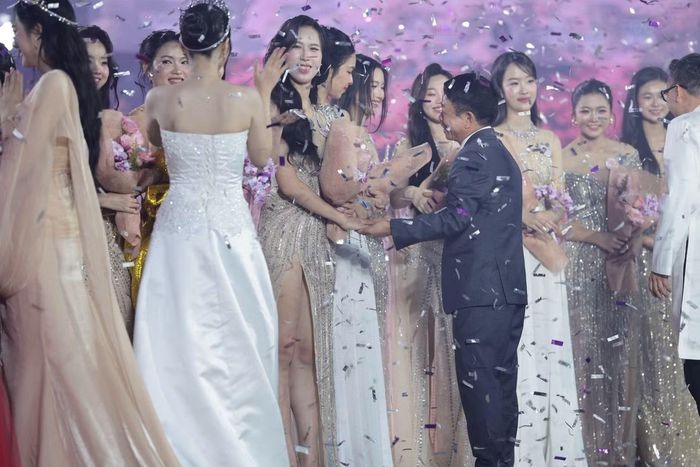  Nhà báo Phùng Công Sưởng - Tổng Biên tập Báo Tiền Phong, Trưởng Ban tổ chức Hoa hậu Việt Nam 2026 - cùng Top 3 Hoa hậu Việt Nam và các thành viên Ban giám khảo trực tiếp lên sân khấu tặng hoa, động viên 28 cô gái phải dừng bước. Ảnh: Hồng Vĩnh. 