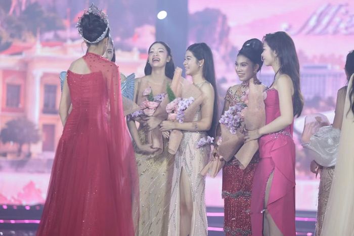  Những giọt nước mắt và nụ cười cùng xuất hiện trên sân khấu. Với nhiều thí sinh, điều khó nói lời chia tay nhất không chỉ là cuộc thi mà còn là những người bạn đã đồng hành suốt hai tháng. Ảnh: Hồng Vĩnh. 