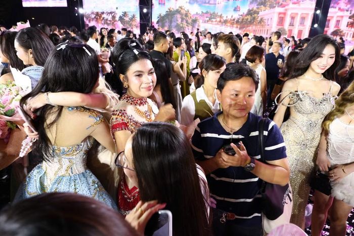  Sau khi kết quả chung khảo được công bố, người thân và bạn bè lên sân khấu ôm chầm lấy các thí sinh. Niềm vui, sự tiếc nuối và những giọt nước mắt hòa vào nhau trong khoảnh khắc đặc biệt. Ảnh: Hồng Vĩnh. 