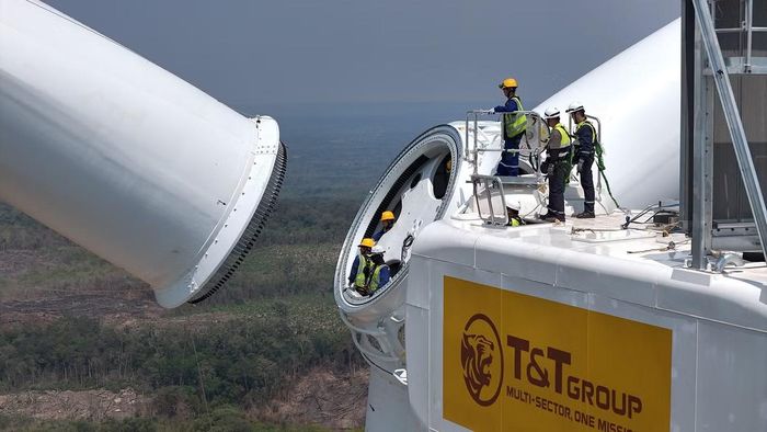 Kỹ sư, công nhân thi công lắp đặt tuabin gió tại dự án Savan 1 của T&T Group. Ảnh: Anh Chiến