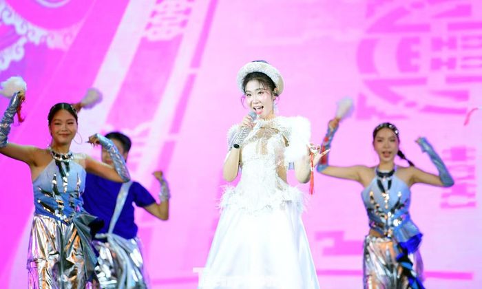 Khán giả có dịp thưởng thức Xẩm Hà Nội do Hà Myo thể hiện và loạt hit của Erik: Dù cho tận thế vẫn yêu em, Dịu dàng là ngày em đến... Những ca khúc quen thuộc với khán giả trẻ được đặt trong không gian biểu diễn đa dạng, góp phần tạo nên bữa tiệc âm nhạc dành cho nhiều thế hệ.